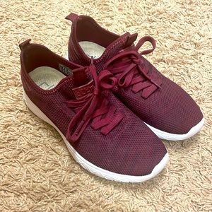 Hey dude women’s shoes size 8 knit wine